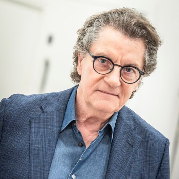 Exclusif - Francis Cabrel en backstage de l'enregistrement de l'émission "Serge Lama, le dernier rappel" présentée par F. Bollaert, diffusée le vendredi 21 novembre 2025 sur France 3 à 21h10, au théâtre Marigny à Paris, France, le 29 avril 2025. © Clovis-Moreau/Bestimage
