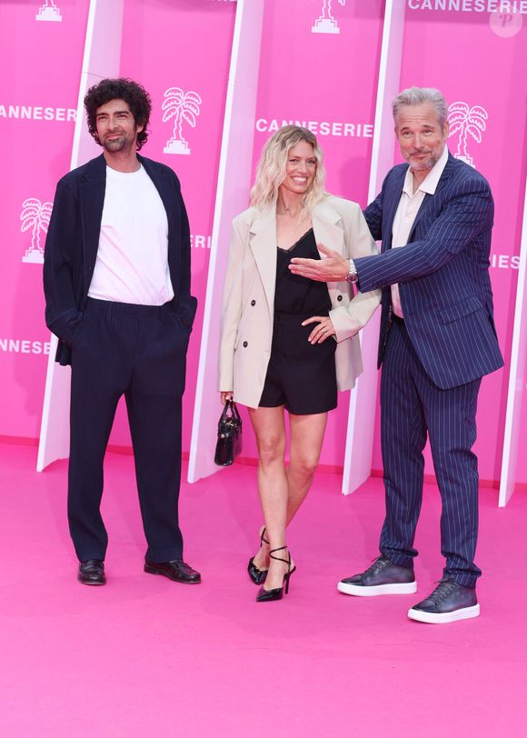 Mais entre eux, tout n'a pas toujours été rose.

Folco Marchi, Aurore Delplace et Fabrice Deville sur le pink carpet lors du festival Canneseries saison 8 au palais des festivals à Cannes le 26 avril 2025.

© Denis Guignebourg / Bestimage