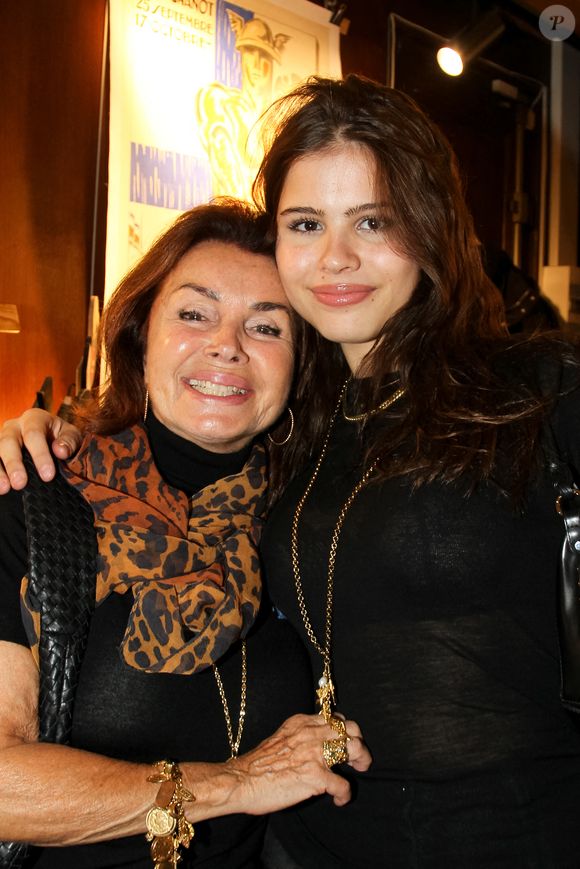 Exclusif - Dominique Tapie et sa petite-fille Eva  lors de la dédicace du livre “Tapie comme Bernard” de M.Griessinger à la librairie Elbé à Paris le 10 octobre 2024.

© Philippe Baldini / Bestimage