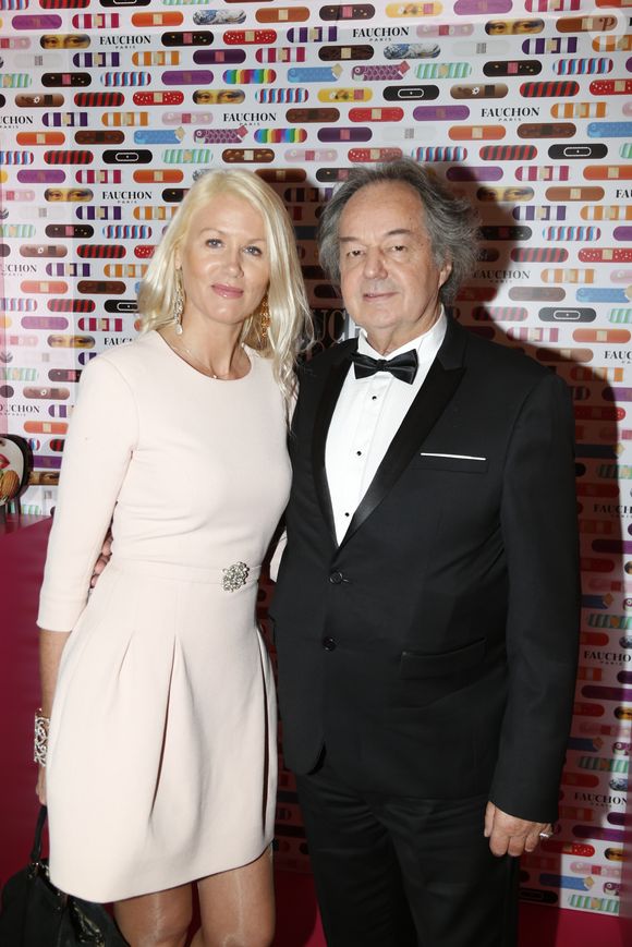 De son côté, Alice Bertheaume - qui était alors en couple avec Gonzague Saint Bris depuis "presque trois ans" - expliquait : "J'ai été surprise par un renard. J'ai voulu l'éviter. J'ai perdu le contrôle du véhicule et après c'est le trou noir". 

Gonzague Saint Bris et sa compagne Alice Bertheaume lors de la soirée des 130 ans de Fauchon, place de la Madeleine à Paris, le 24 novembre 2016. L'écrivain a trouvé la mort dans un accident de la route dans la nuit du 7 au 8 août 2017 ; Alice, qui était au volant, a survécu. © Christophe Aubert via Bestimage