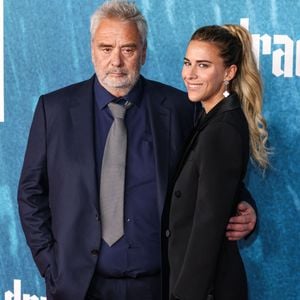 Pour rappel, la bête avait été abattue sous les yeux de la mère du réalisateur qui vit là-bas.

Luc Besson, Sarah Saldmann au photocall de la première du film Dracula au TCL Chinese Theatre IMAX à Hollywood, Los Angeles, Californie, États-Unis, le 3 février 2026. © RALL/Backgrid USA/Bestimage