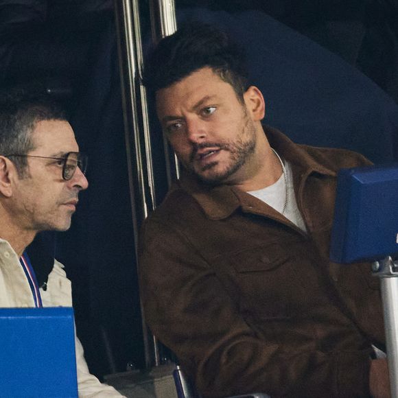 Kev Adams - Célébrités dans les tribunes lors du match de Ligue 1 McDonald's opposant le Paris Saint-Germain (PSG) à l'Olympique de Marseille (OM) - (3-1) au Parc des Princes à Paris le 16 mars 2025. © Cyril Moreau/Bestimage