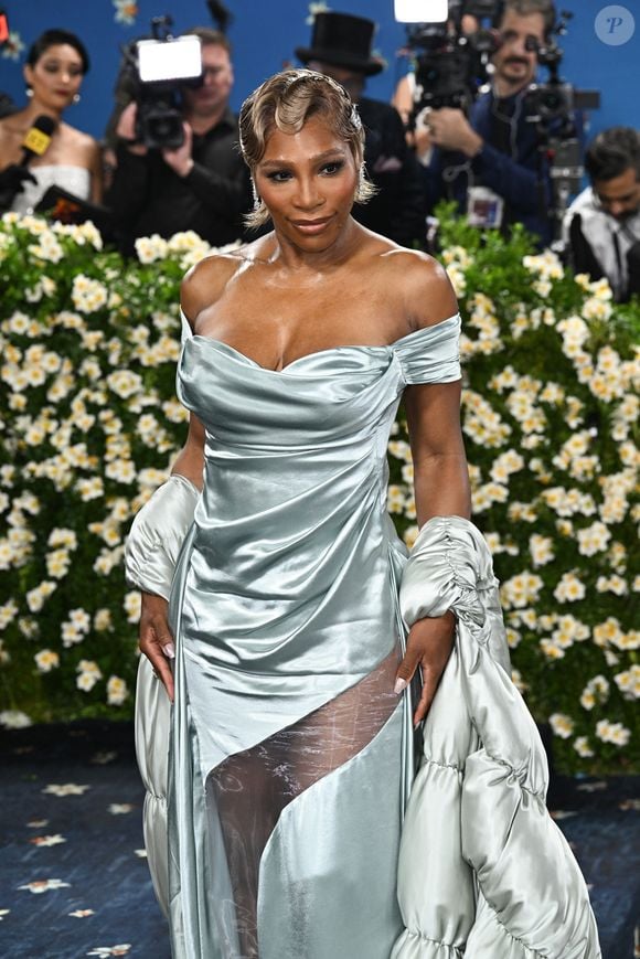 Ce vendredi 22 août, l’athlète américaine est apparue rayonnante dans une publicité Instagram pour la marque Ro.co, spécialisée dans la santé et la perte de poids...

Serena Williams lors du gala de bienfaisance 2025 du Costume Institute célébrant l'ouverture de l'exposition « Superfine : Tailoring Black Style » qui s'est tenue le 5 mai 2025 au Metropolitan Museum of Art de New York. STARMAX / BESTIMAGE