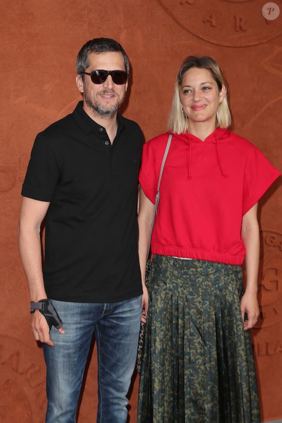 Guillaume Canet et sa compagne Marion Cotillard au village lors des internationaux de tennis de Roland Garros à Paris, le 10 juin 2018.

© Moreau-Jacovides/Bestimage