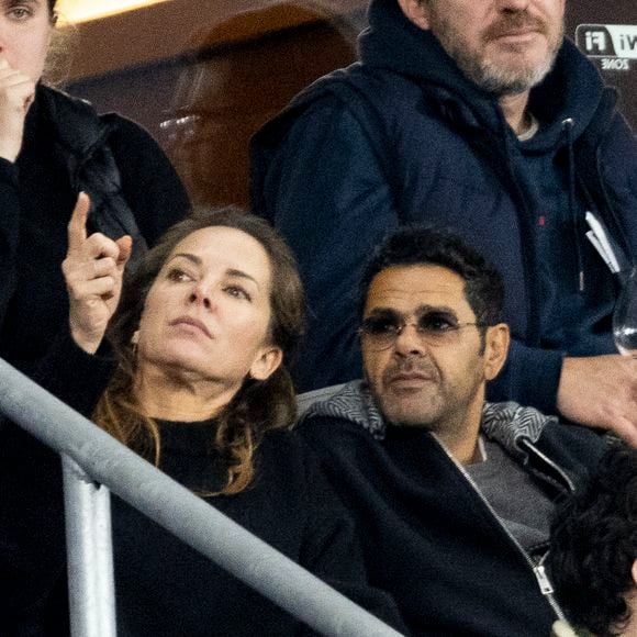 Jamel Debbouze avec sa femme Mélissa Theuriau - Célébrités dans les tribunes du quart de finale de la Ligue des Nations de l'UEFA 2025 "France - Croatie (2-0 / tab 5-4)" au Stade de France à Saint-Denis le 23 mars 2025. © Cyril Moreau/Bestimage