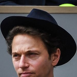 Le chanteur Raphael (Raphaël Haroche) en tribune lors des internationaux de France Roland Garros à Parislors des Internationaux de France de Tennis de Roland Garros 2022 (jour 5), à Paris, France, le 26 mai 2022. © Matthieu Mirville/Zuma Press/Bestimage