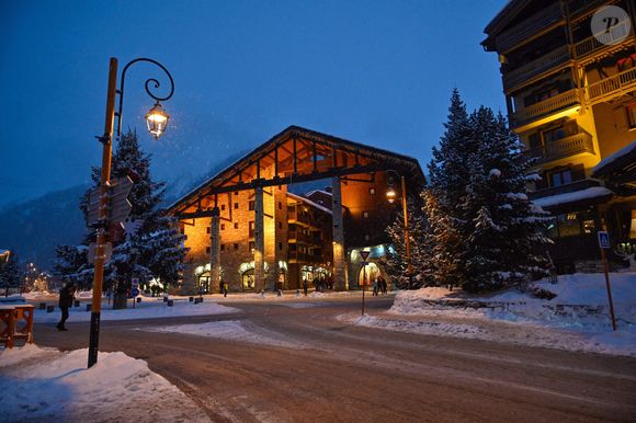 Val d'Isère (73) : La station de sports d'hiver sous la neige, la nuit. Touristes et boutiques "Poivre Blanc" et "Columbia", avenue du Prariond - Photo Soudan E/ANDBZ/ABACAPRESS.COM