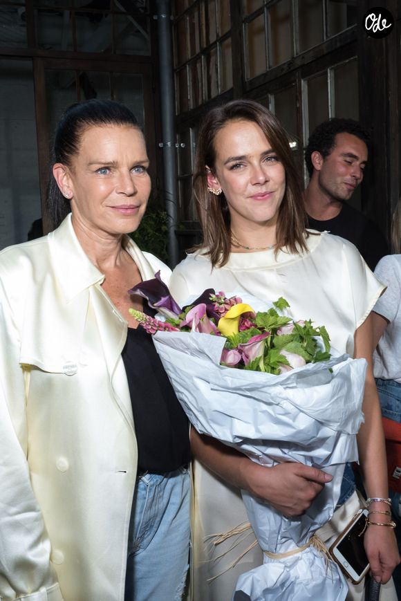 Mère et fille se parlent régulièrement et se confient beaucoup.

Pauline Ducruet émue avec sa mère la princesse Stéphanie de Monaco lors du défilé de la première collection de sa marque de vêtements Alter Designs, printemps-été 2020, à La Cartonnerie à Paris le 18 juin 2019. © Cyril Moreau/Bestimage