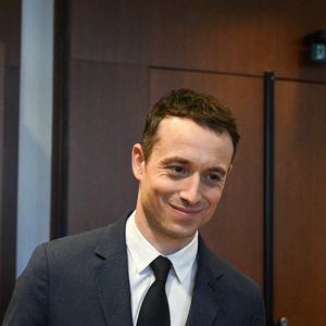 Le présentateur et producteur Hugo Clément arrive pour son audition devant la Commission d'enquête sur la neutralité, le fonctionnement et le financement de l'audiovisuel public à l'Assemblée nationale à Paris le 24 février 2026. Photo by Firas Abdullah/ABACAPRESS.COM