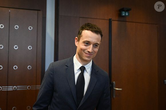 Le présentateur et producteur Hugo Clément arrive pour son audition devant la Commission d'enquête sur la neutralité, le fonctionnement et le financement de l'audiovisuel public à l'Assemblée nationale à Paris le 24 février 2026. Photo by Firas Abdullah/ABACAPRESS.COM