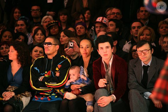 Il les a eus avec son ex-compagne Leïla Dixmier dite Sy

JoeyStarr, son ex-compagne Leïla Sy et leur fils Mathis au défilé Jean-Charles de Castelbajac (collection automne-hiver) à Paris. Photo Abaca