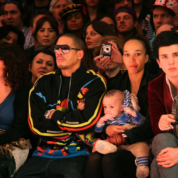 Il les a eus avec son ex-compagne Leïla Dixmier dite Sy

JoeyStarr, son ex-compagne Leïla Sy et leur fils Mathis au défilé Jean-Charles de Castelbajac (collection automne-hiver) à Paris. Photo Abaca