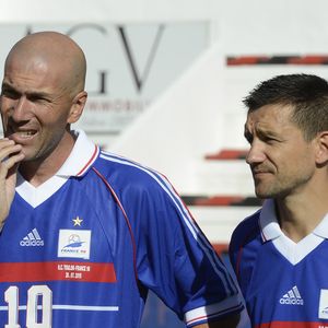 Éric Carrière s'est reconverti avec succès dans le monde du vin après sa carrière de footballeur.

Zinedine Zidane et Eric Carrière - Match amical de football entre le RC Toulon et l'équipe de France au stade Mayol à Toulon, au profit de l'association de Pascal Olmeta " Un sourire, un espoir pour la vie". Une mi-temps était dédiée au rugby et l'autre au football.