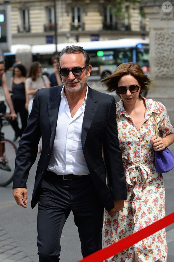 “Mais ça c’était avant. Là c’est juste une piqûre de rappel, un moment volé, une Madeleine de Proust”, conclut-elle

Jean Dujardin et sa femme Nathalie Pechalat - Mariage de Claude Lelouch à la mairie du 18ème à Paris. Le 17 juin 2023