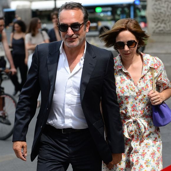 “Mais ça c’était avant. Là c’est juste une piqûre de rappel, un moment volé, une Madeleine de Proust”, conclut-elle

Jean Dujardin et sa femme Nathalie Pechalat - Mariage de Claude Lelouch à la mairie du 18ème à Paris. Le 17 juin 2023