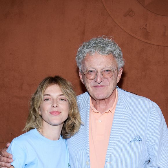 Nelson Monfort et sa fille Victoria Monfort lors des Internationaux de France de tennis de Roland Garros à Paris, le 31 mai 2023.

© Cyril Moreau / Bestimage