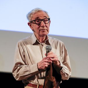 L'heure n'est pas du tout à la retraite pour le cinéaste

Woody Allen présente en exclusivité France son 50ème film intitulé "Coup de chance" tourné en français avec Valérie Lemercier, Lou de Lâage, Niels Schneider et Melvin Poupaud à l'Institut Lumière à Lyon. © Sandrine Thesillat / Panoramic / Bestimage