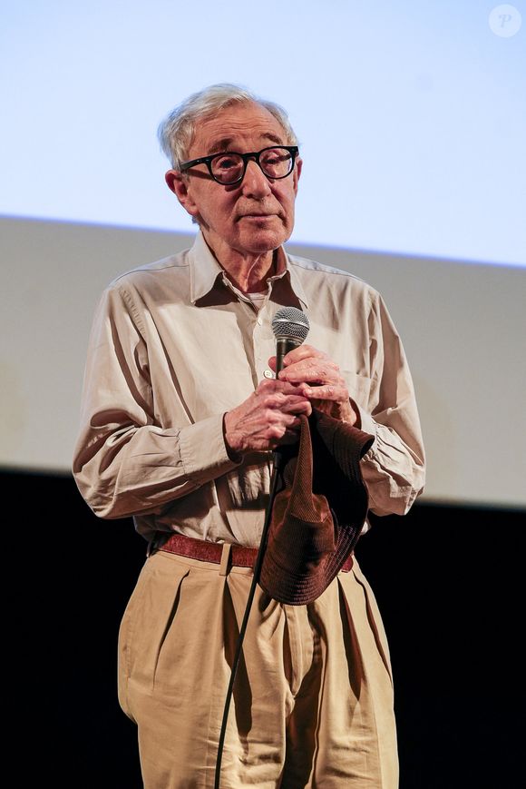 L'heure n'est pas du tout à la retraite pour le cinéaste

Woody Allen présente en exclusivité France son 50ème film intitulé "Coup de chance" tourné en français avec Valérie Lemercier, Lou de Lâage, Niels Schneider et Melvin Poupaud à l'Institut Lumière à Lyon. © Sandrine Thesillat / Panoramic / Bestimage