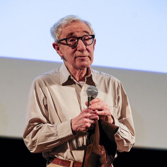 L'heure n'est pas du tout à la retraite pour le cinéaste

Woody Allen présente en exclusivité France son 50ème film intitulé "Coup de chance" tourné en français avec Valérie Lemercier, Lou de Lâage, Niels Schneider et Melvin Poupaud à l'Institut Lumière à Lyon. © Sandrine Thesillat / Panoramic / Bestimage
