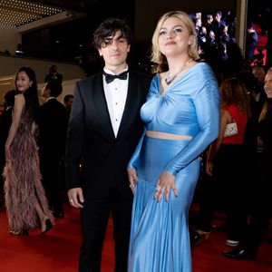 Mais elle dit rester humaine et rentrer entre chaque concert pour voir sa famille

Florian Rossi et sa compagne Louane Emera - Montée des marches du film « The Idol » lors du 76ème Festival International du Film de Cannes, au Palais des Festivals à Cannes. Le 22 mai 2023 © Jacovides-Moreau / Bestimage