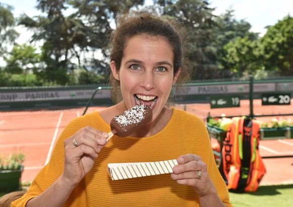 Exclusif - Clémence Castel au bar Magnum lors des Internationaux de France de Tennis de Roland Garros à Paris, le 7 juin 2018.
© Veeren/Bestimage