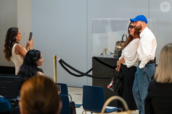 Le tout premier sac Hermès Birkin, conçu pour Jane Birkin en 1985, a été vendu aux enchères pour 8,58 millions d'euros chez Sotheby's Paris, lors de la vente aux enchères "Fashion Icons" à Paris, France, le 10 juillet 2025. © Jonathan Jacob/Bestimage