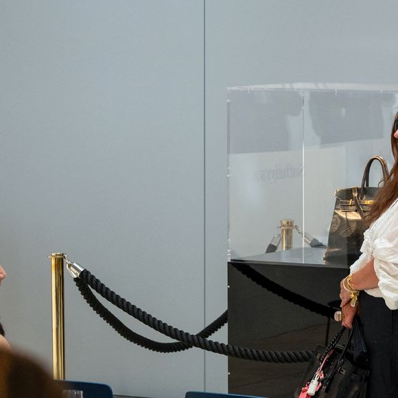 Le tout premier sac Hermès Birkin, conçu pour Jane Birkin en 1985, a été vendu aux enchères pour 8,58 millions d'euros chez Sotheby's Paris, lors de la vente aux enchères "Fashion Icons" à Paris, France, le 10 juillet 2025. © Jonathan Jacob/Bestimage