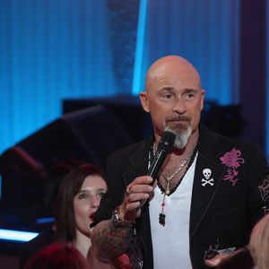 "C'était naturel pour moi. Tout le monde sait tout de ma vie. Un jour ou l'autre, ils auraient su que j'allais être grand-père. Je le fais parce que Robin est d'accord pour que je le dise", a-t-il déclaré après le tournage à notre confrère de Télé Loisirs présent.

Exclusif - Vincent Lagaf' - Enregistrement de l'émission "Les années bonheur", diffusée sur France 2 le 19 mai. Le 20 mars 2018
© Bahi / Bestimage