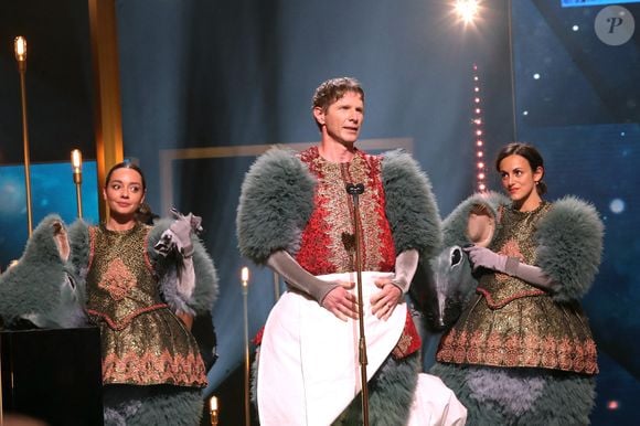 Le Danseur étoile Karl Paquette dans un extrait de Casse noisette - Intérieur - 36ème cérémonie des Molières aux Folies Bergère à Paris le 28 avril 2025. © Bertrand Rindoff / Bestimage