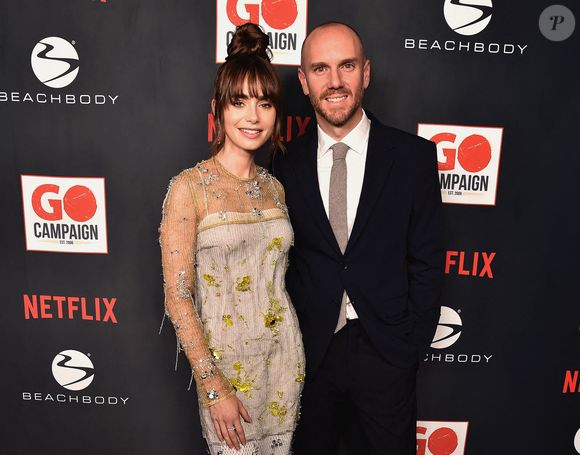Lily Collins et Charlie McDowell foulent le tapis rouge du 16e gala annuel de la campagne GO au City Market Social House à Los Angeles, CA, le 8 octobre 2022. Photo : Scott Kirkland/SPUS/ABACAPRESS.COM