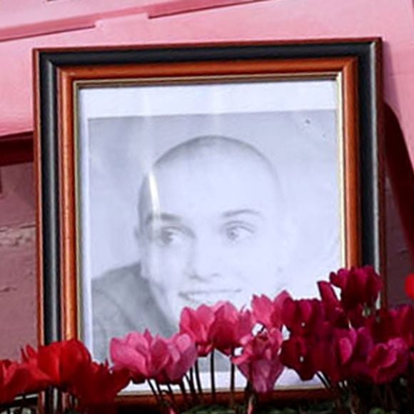 Hommages à la chanteuse Sinead O'Connor lors d’une procession funéraire le long du front de mer à Bray, devant son ancien domicile, avant ses obsèques, le 8 août 2023.