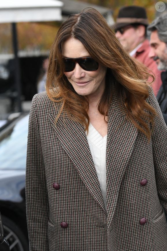 L’ancienne première dame enchaîne les bonnes nouvelles. 

Nicolas Sarkozy et sa femme Carla Bruni sortent du restaurant Le Flandrin puis retournent à leur domicile à Paris le lendemain de la sortie de prison de l'ancien président. Paris, le 11 novembre 2025. © Agence / Bestimage