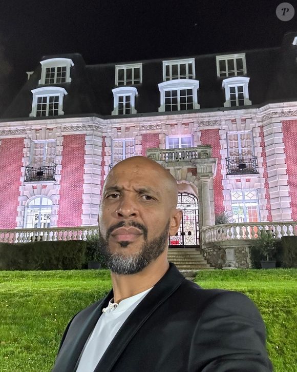 Coach Joe devant le château de Dammarie-les-Lys