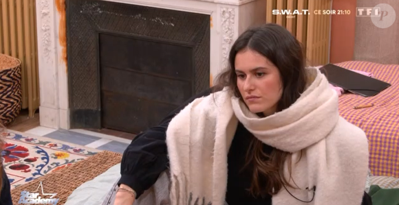 Il faut dire qu'elle se consacre pleinement à sa passion. "Elle met un temps sa passion de côté pour suivre des études de droit. Consciente que ce n'est pas sa vocation, elle décide de tout arrêter et de revenir à ses premiers amours : le chant et la musique".

Jeanne dans la "Star Academy"