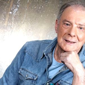 Le chanteur est mort le 2 mars 2025 à l'âge de 80 ans

Exclusif - Portrait de Herbert Léonard lors de l'enregistrement de l'émission "Chez Jordan de Luxe" à Paris. Le 8 octobre 2024
© Cédric Perrin / Bestimage
