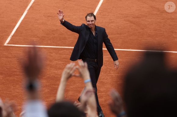 Le grand tennisman espagnol Rafael Nadal salue la foule lors d'une cérémonie d'hommage en son honneur, le premier jour des Internationaux de France de tennis de Roland Garros à Paris, en France, le dimanche 25 mai 2025. Nadal a été honoré lors d'une cérémonie d'adieu spéciale qui a célébré son extraordinaire héritage à Paris. Photo Maya Vidon-White/UPI/ABACAPRESS.COM