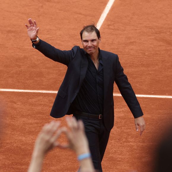 Le grand tennisman espagnol Rafael Nadal salue la foule lors d'une cérémonie d'hommage en son honneur, le premier jour des Internationaux de France de tennis de Roland Garros à Paris, en France, le dimanche 25 mai 2025. Nadal a été honoré lors d'une cérémonie d'adieu spéciale qui a célébré son extraordinaire héritage à Paris. Photo Maya Vidon-White/UPI/ABACAPRESS.COM