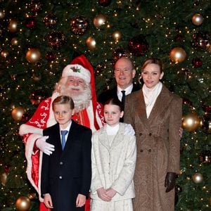 Le prince Albert II de Monaco, la princesse Charlene et leurs enfants la princesse Gabriella et le prince héréditaire Jacques lancent les illuminations de Noël en Principauté, depuis la place du Casino à Monaco, le 29 novembre 2025. La famille princière est accompagnée par Stéphane Valéri, le président délégué de la Société des Bains de Mer de Monaco, et le ministre d'Etat de la Principauté, Christophe Mirmand.

© Bruno Bebert/Bestimage