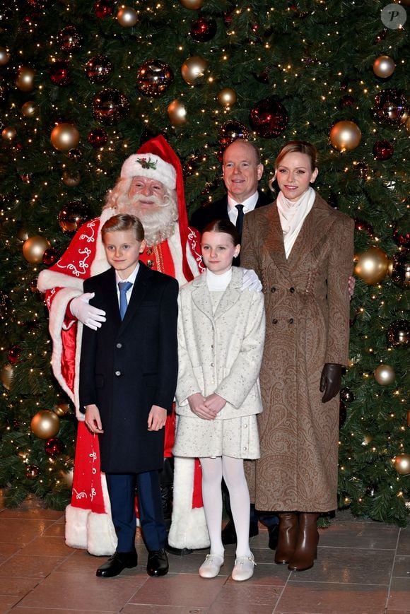 Le prince Albert II de Monaco, la princesse Charlene et leurs enfants la princesse Gabriella et le prince héréditaire Jacques lancent les illuminations de Noël en Principauté, depuis la place du Casino à Monaco, le 29 novembre 2025. La famille princière est accompagnée par Stéphane Valéri, le président délégué de la Société des Bains de Mer de Monaco, et le ministre d'Etat de la Principauté, Christophe Mirmand.

© Bruno Bebert/Bestimage