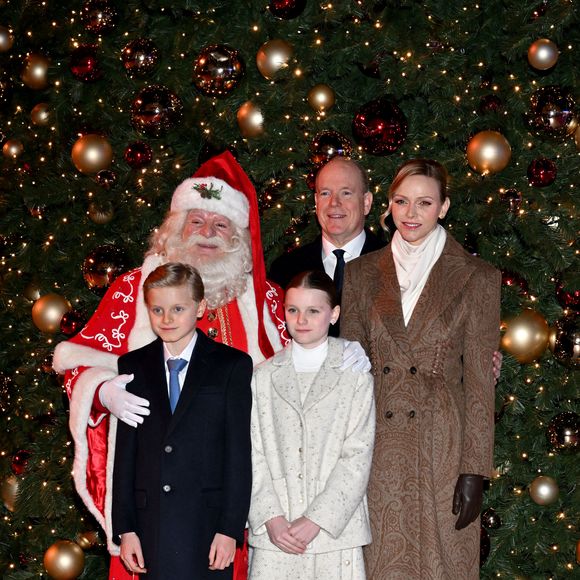 Le prince Albert II de Monaco, la princesse Charlene et leurs enfants la princesse Gabriella et le prince héréditaire Jacques lancent les illuminations de Noël en Principauté, depuis la place du Casino à Monaco, le 29 novembre 2025. La famille princière est accompagnée par Stéphane Valéri, le président délégué de la Société des Bains de Mer de Monaco, et le ministre d'Etat de la Principauté, Christophe Mirmand.

© Bruno Bebert/Bestimage