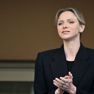 C’est donc vêtue de noir de la tête aux pieds que la princesse est apparue, fidèle à son engagement...

La princesse Charlene de Monaco et le prince Albert II de Monaco ont assisté à la finale de la 13eme éditon du Tournoi Saint Devote de rugby au Stade Louis II de Monaco, le 26 avril 2025. © Bruno Bebert / Bestimage