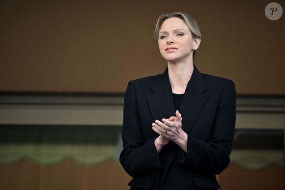 C’est donc vêtue de noir de la tête aux pieds que la princesse est apparue, fidèle à son engagement...

La princesse Charlene de Monaco et le prince Albert II de Monaco ont assisté à la finale de la 13eme éditon du Tournoi Saint Devote de rugby au Stade Louis II de Monaco, le 26 avril 2025. © Bruno Bebert / Bestimage