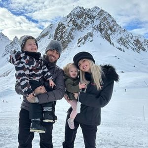 Jessica Thivenin et son mari Thibault au ski avec leurs enfants Maylone et Leewane