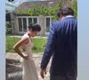 Faisant le choix du confort et de l'originalité pour pouvoir danser librement, les deux mariés avaient d'ailleurs remplacé les souliers traditionnels par des baskets.

Mariage d'Athur Jugnot et Flavie Péan. Instagram, juin 2022.