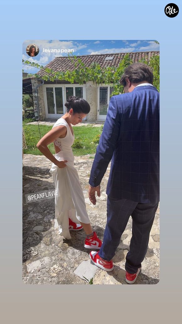Faisant le choix du confort et de l'originalité pour pouvoir danser librement, les deux mariés avaient d'ailleurs remplacé les souliers traditionnels par des baskets.

Mariage d'Athur Jugnot et Flavie Péan. Instagram, juin 2022.