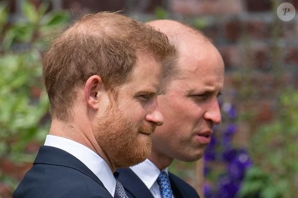 Le 1er juillet 2021, le prince Harry et le prince William lors de l'inauguration d'une statue de leur mère Diana, Princesse de Galles, qu'ils ont commandée, dans le Sunken Garden du Palais de Kensington, à Londres Photo : Dominic Lipinski/PA Wire