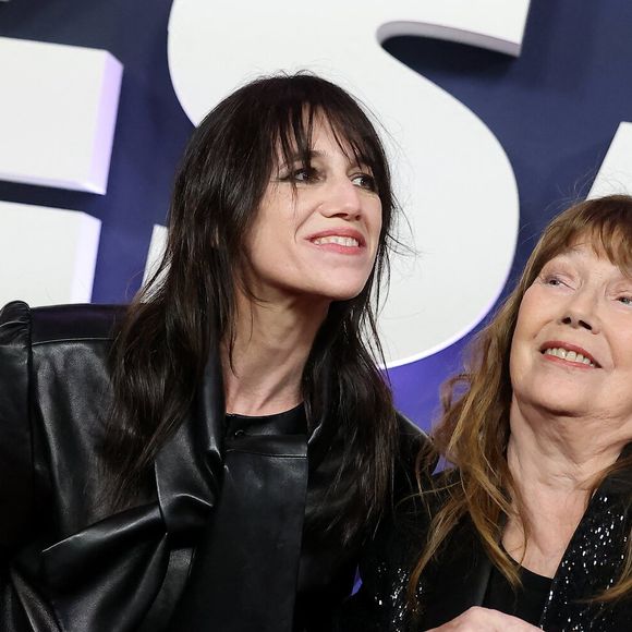 Tout comme l'ancienne propriétaire car l'ombre de Jane Birkin demeure dans les pages du livre. 

Charlotte Gainsbourg et sa mère Jane Birkin au photocall de la 48ème cérémonie des César à l'Olympia à Paris le 24 février 2023
© Dominique Jacovides / Olivier Borde / Bestimage