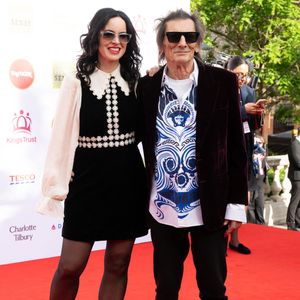 Sur un premier cliché, on voit le couple enlacé devant la tour Eiffel scintillante,
Sally Humphreys Wood and Ronnie Wood at The King's Trust 50th Anniversary Celebration held on May 11, 2026 at the Royal Albert Hall in London, England, UK. | 00754706