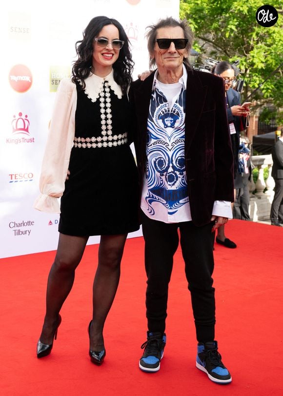 Sur un premier cliché, on voit le couple enlacé devant la tour Eiffel scintillante, 

Sally Humphreys Wood and Ronnie Wood at The King's Trust 50th Anniversary Celebration held on May 11, 2026 at the Royal Albert Hall in London, England, UK. | 00754706