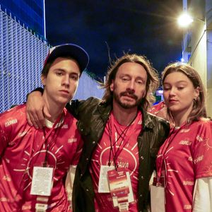 Exclusif - Le DJ français Bob Sinclar pose avec son fils Raphaël et sa fille Paloma dans les allées de l'avenue du "sambodrome" lors du carnaval de Rio de Janeiro, Brésil, le 4 mars 2019.© Andiara/Carnavalderio.fr/Bestimage